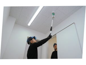点検作業を行うスタッフ